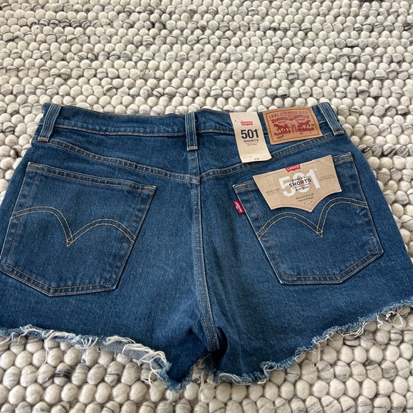 Levi's Women's Blue Denim Shorts size 28
NWT - Picture 2 of 3